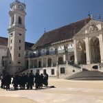 Studenten vor der Universität