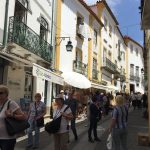 Touristen in der Rua des Mercadores