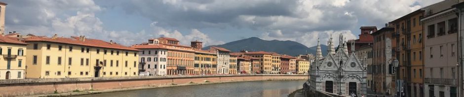 Der Arno fliesst mitten durch die Stadt. Rechts die Kirche Santa Maria della Spina