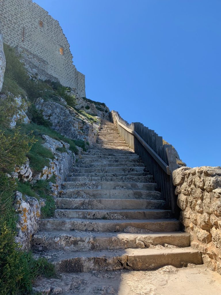 In Stein gehauene Treppenstufen